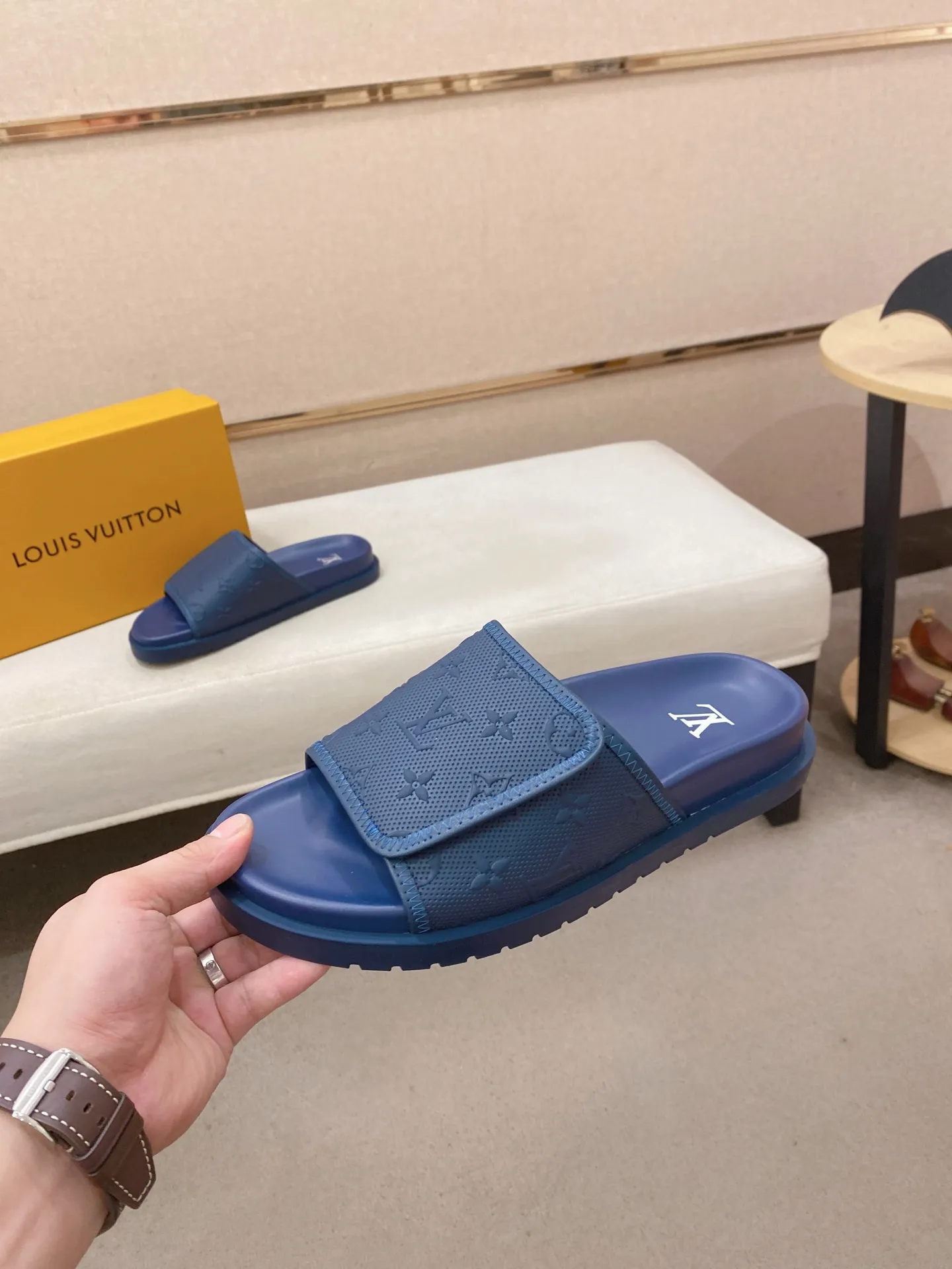 Men's shoes💰: 320💰Made by LV🔍Top purchasing agent, men's spring and summer slippers are available at the same counter. The uppers are made of cowhide imported from Italy, with logo graphics and high-quality craftsmanship. Soles: original soles specially provided by the original factory. Exclusive molded soles are super comfortable. Original goods with single order, 🔍🔍high quality, you can enter and exit the counter at will. Welcome to compare, code number 38-44.